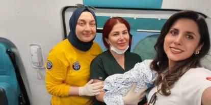 Şırnak'ta anne Cizre'ye sevk edilirken bebeğini ambulansta kucağına aldı