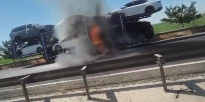Otomobil yüklü tır alev alarak patladı