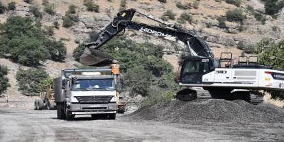 Şırnak'ta Sarp Araziler Aşılıyor, Yol Genişliği 11 Metreye Çıkıyor