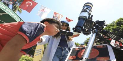Mersin'de çocuklar teleskopla Güneş'i gözlemledi