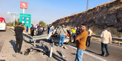 Şanlıurfa'da otomobil bariyerlere çarptı: 1 ölü, 1 yaralı