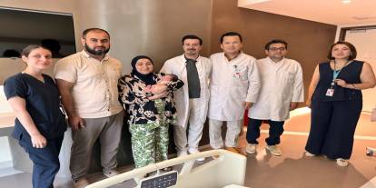 Omurilik tümörü nedeniyle riskli gebelik geçiren anne ile prematüre bebeği sağlığına kavuştu