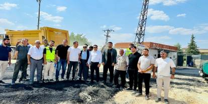 Şırnak'ta köy yolunda asfalt çalışması sürüyor