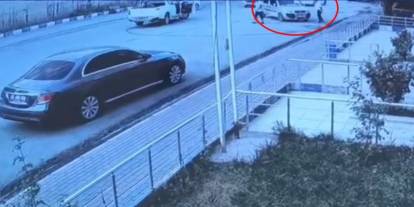 El freni çekilmeden park edilen otomobil hareket etti, vatandaşlar otomobili son anda durdurdu