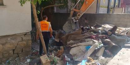 Siirt’te Çöp Ev Alarmı: Belediye Ekipleri 2 Kamyon Atık Çıkardı