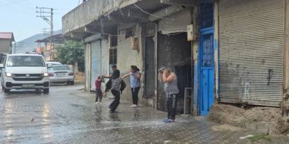 Yaz yağmuru altında çocukların duş keyfi