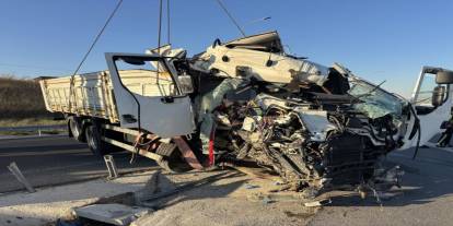 Çanakkale'de kamyon bariyerlere ok gibi saplandı: 2 ölü