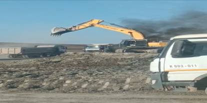 Siirt’te demir yolu inşaatında iş makinesi yandı