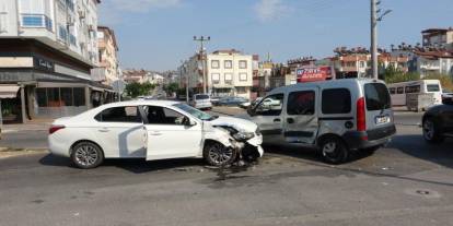 Dönüş için geniş manevra aldı, kaza kaçınılmaz oldu