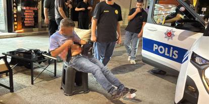 Karnından bıçakla yaralandı, polislere bağırıp yol ortasında soyundu