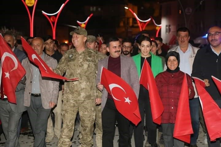 Hakkari'nin Çukurca da ilçesinde binler yürüdü! Yürüyüş sosyal medyada da olay oldu