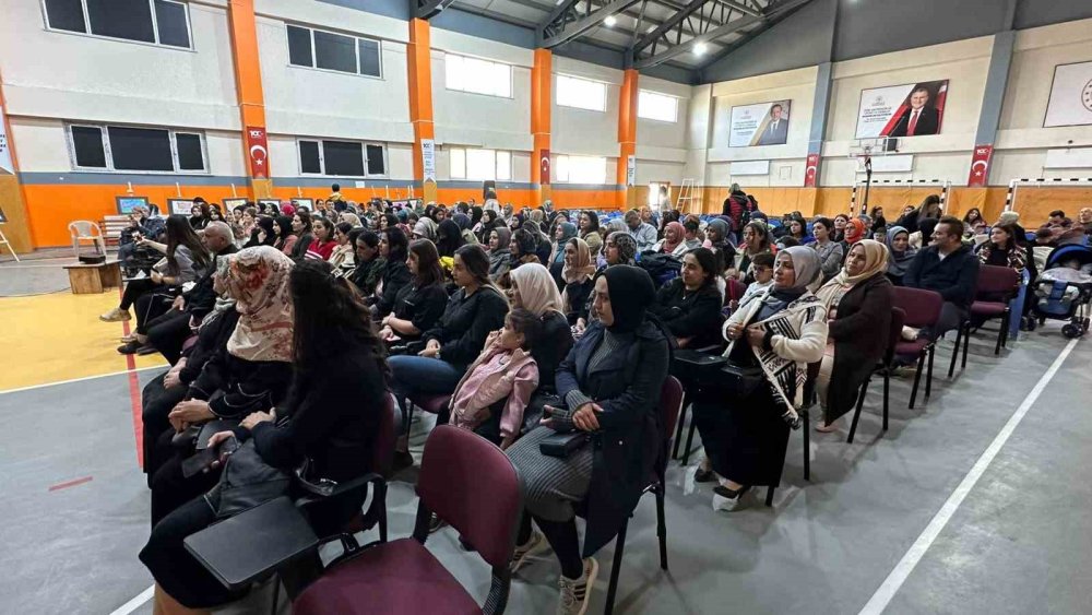 Hakkari'de ses getiren etkinlik! Tüm Yüksekova halkının diline düşen söyleşi