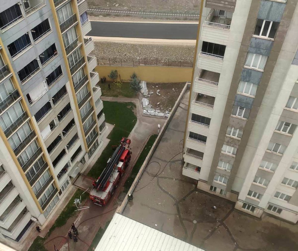Batman’da 15 katlı binada korkutan yangın! Herkes panikle sokağa kaçtı
