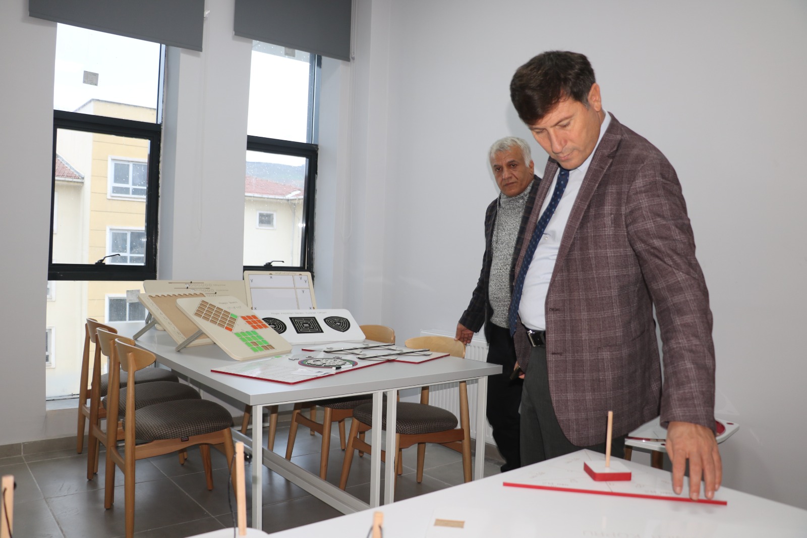 cizre-milli-egitim-muduru-100-yil-halk-kutuphanesinde-incelemelerde-bulundu-2.jpeg