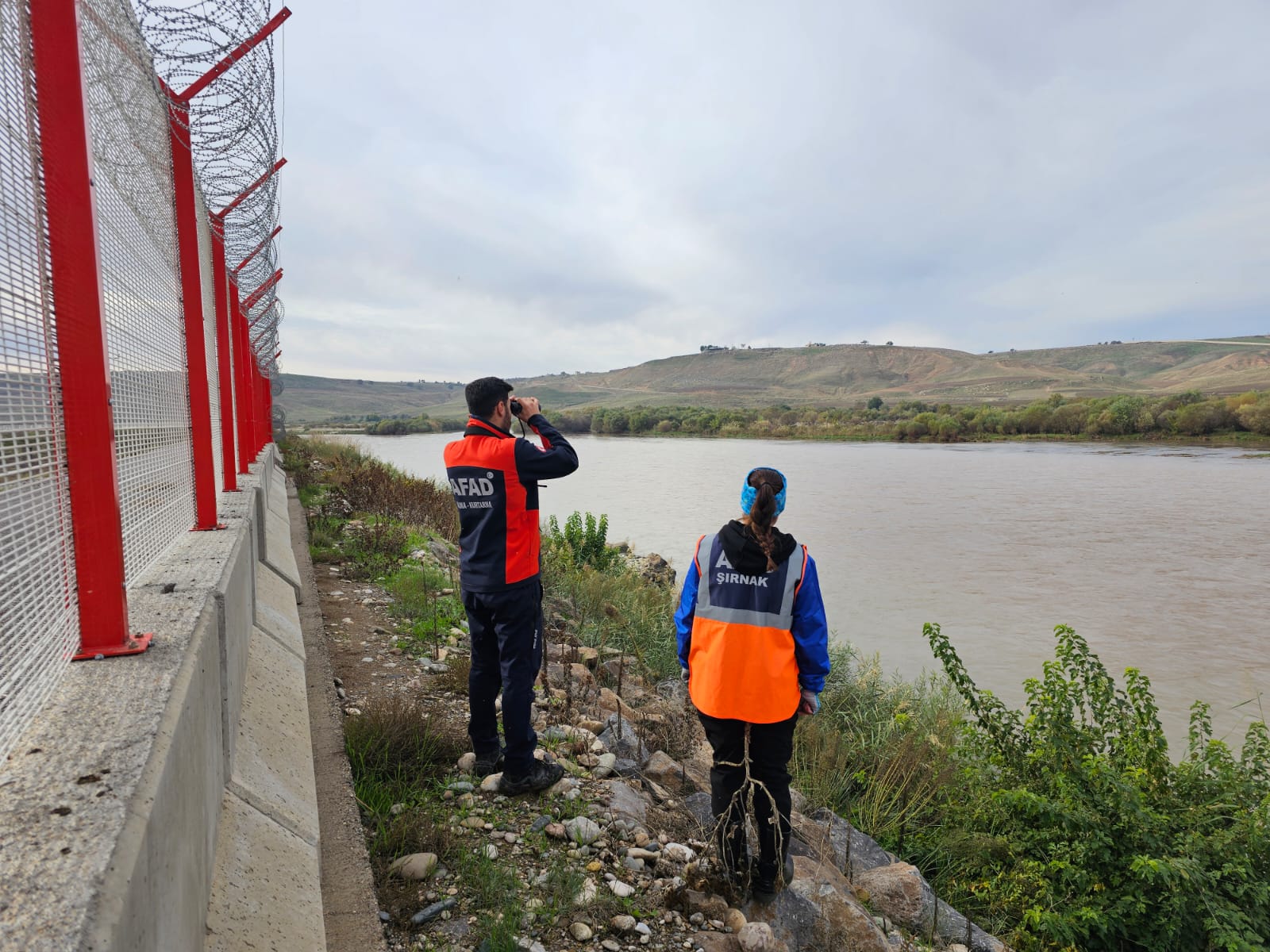 kayip-cocuk-sinirin-sifir-noktasinda-suda-karada-ve-havadan-aranmaya-devam-ediliyor-5.jpeg