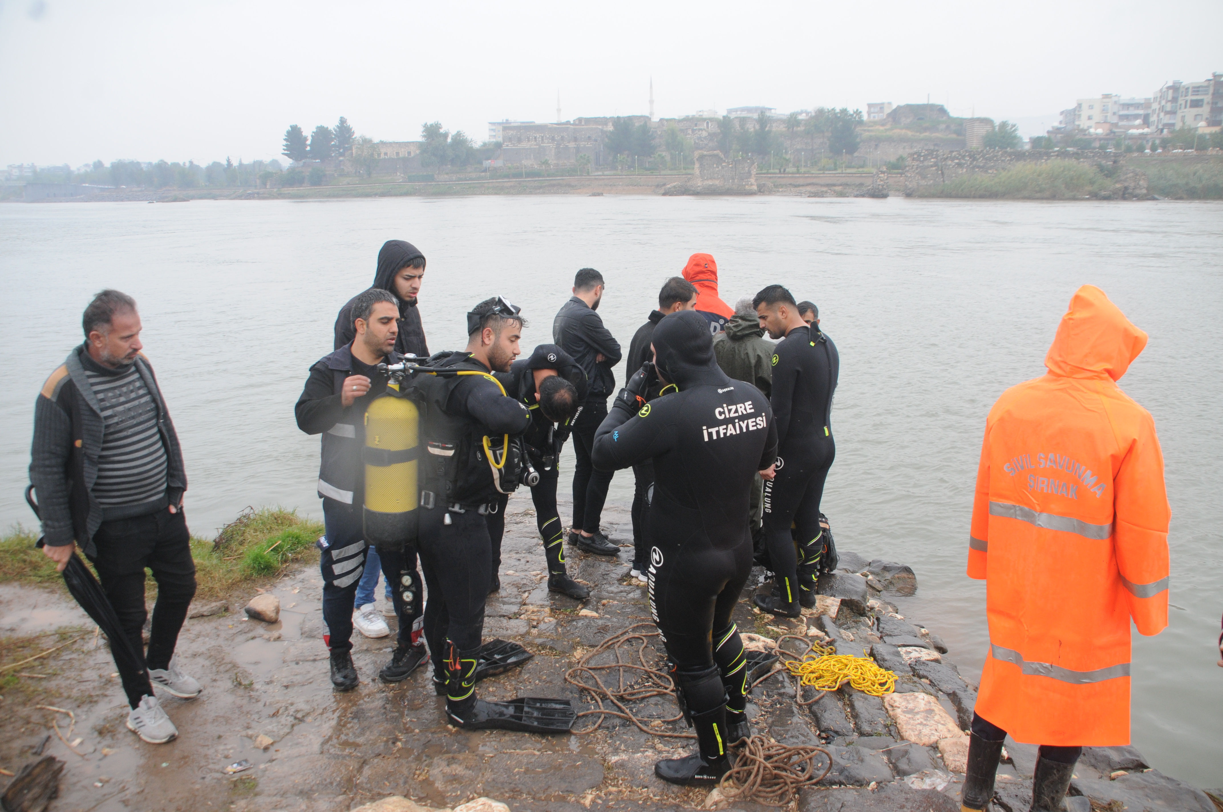 dicle-nehrine-atlayan-kiz-kardesler-1.jpg