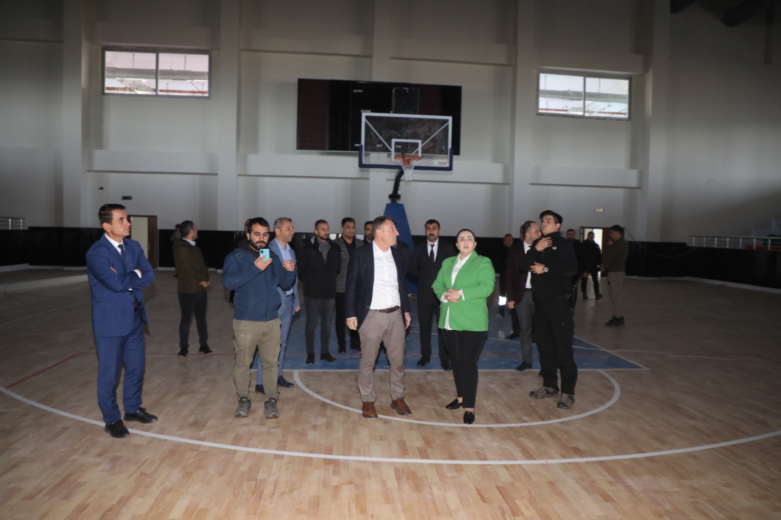 kaymakam-demir-kapali-spor-salonunda-incelemelerde-bulundu-3.jpg