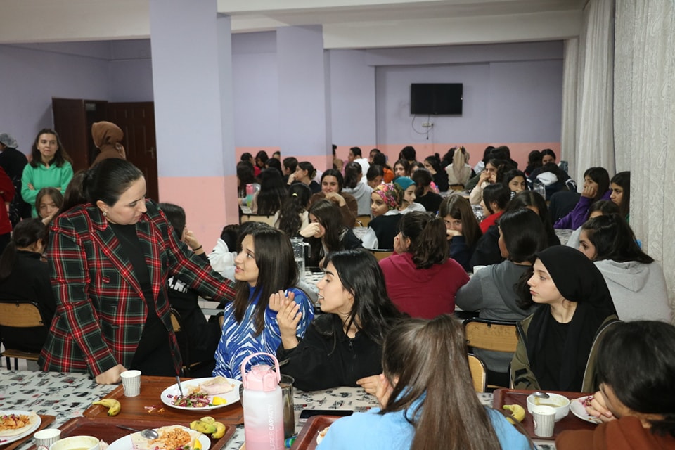 kaymakam-demir-ogrenci-yurdundaki-ogrencilerle-biraraya-geldi-4.jpg
