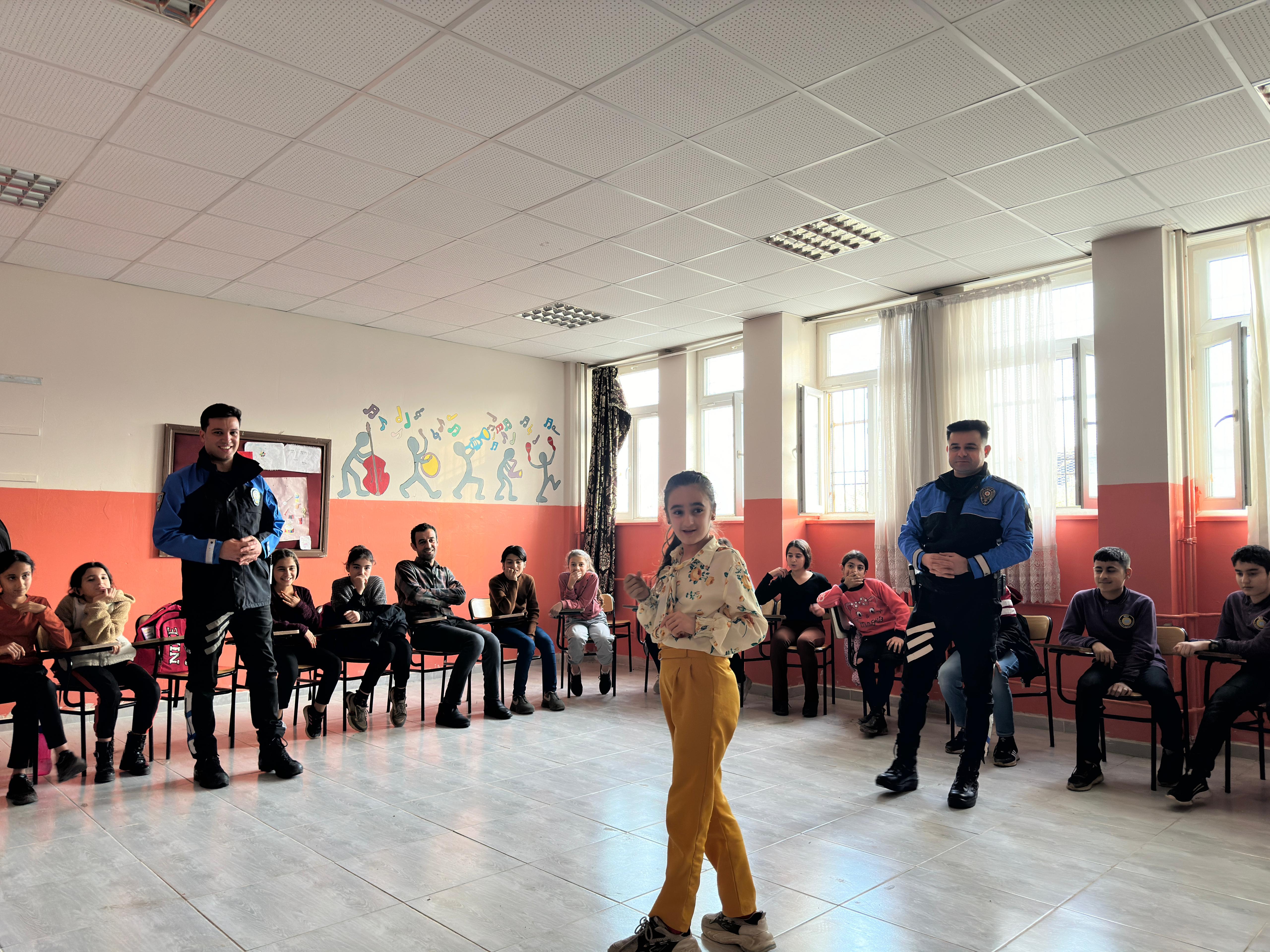 cizrede-ogrenciler-polislik-meslegini-tanidi-2.jpeg