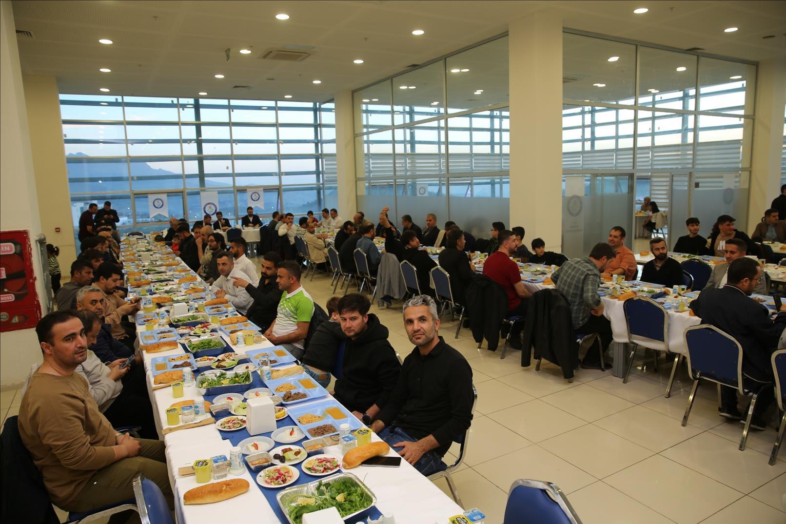 rektorumuz-akademik-ve-idari-personelle-iftar-yemeginde-bir-araya-geldi-071076b0-533d-4e21-b449-777074a7b3f5.jpg
