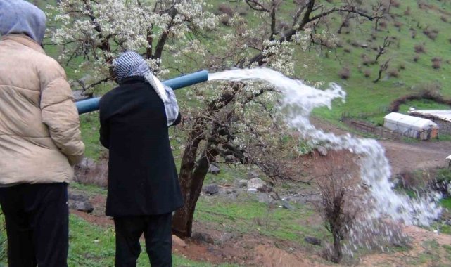 sirnak39ta-sel-nedeniyle-zarar-goren-icme-suyu-sebekesini-koyluler-onardi-5.jpg