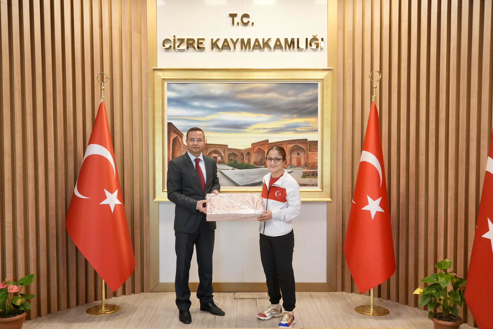 kaymakam-baycar-avrupa-sampiyonu-milli-sporcuyu-odullendirdi-1.jpg