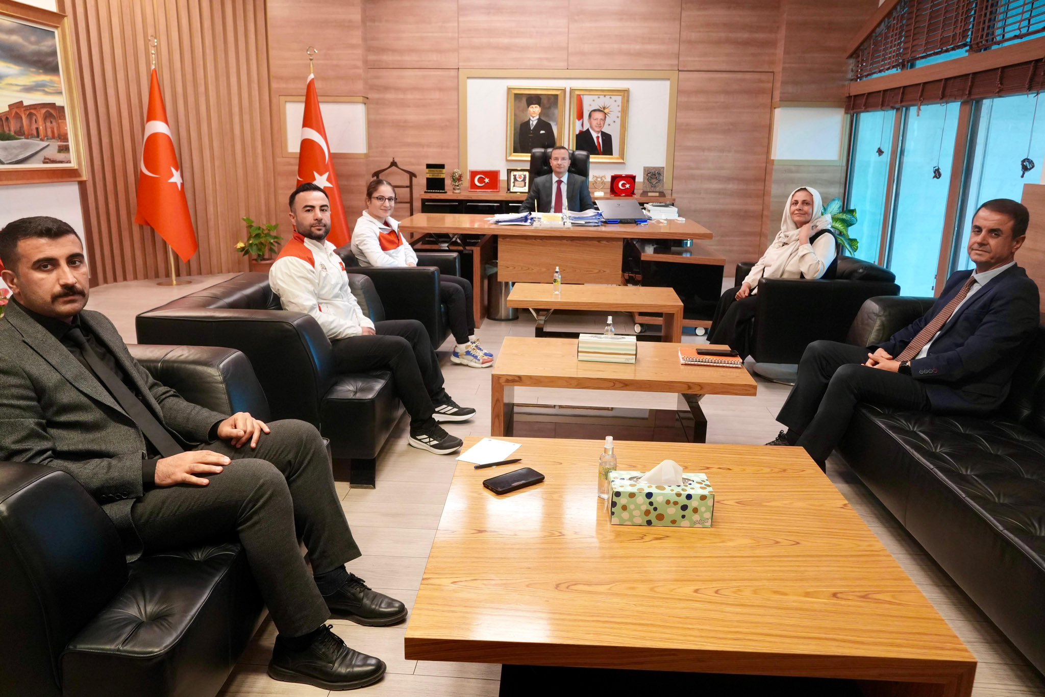 kaymakam-baycar-avrupa-sampiyonu-milli-sporcuyu-odullendirdi-3.jpg