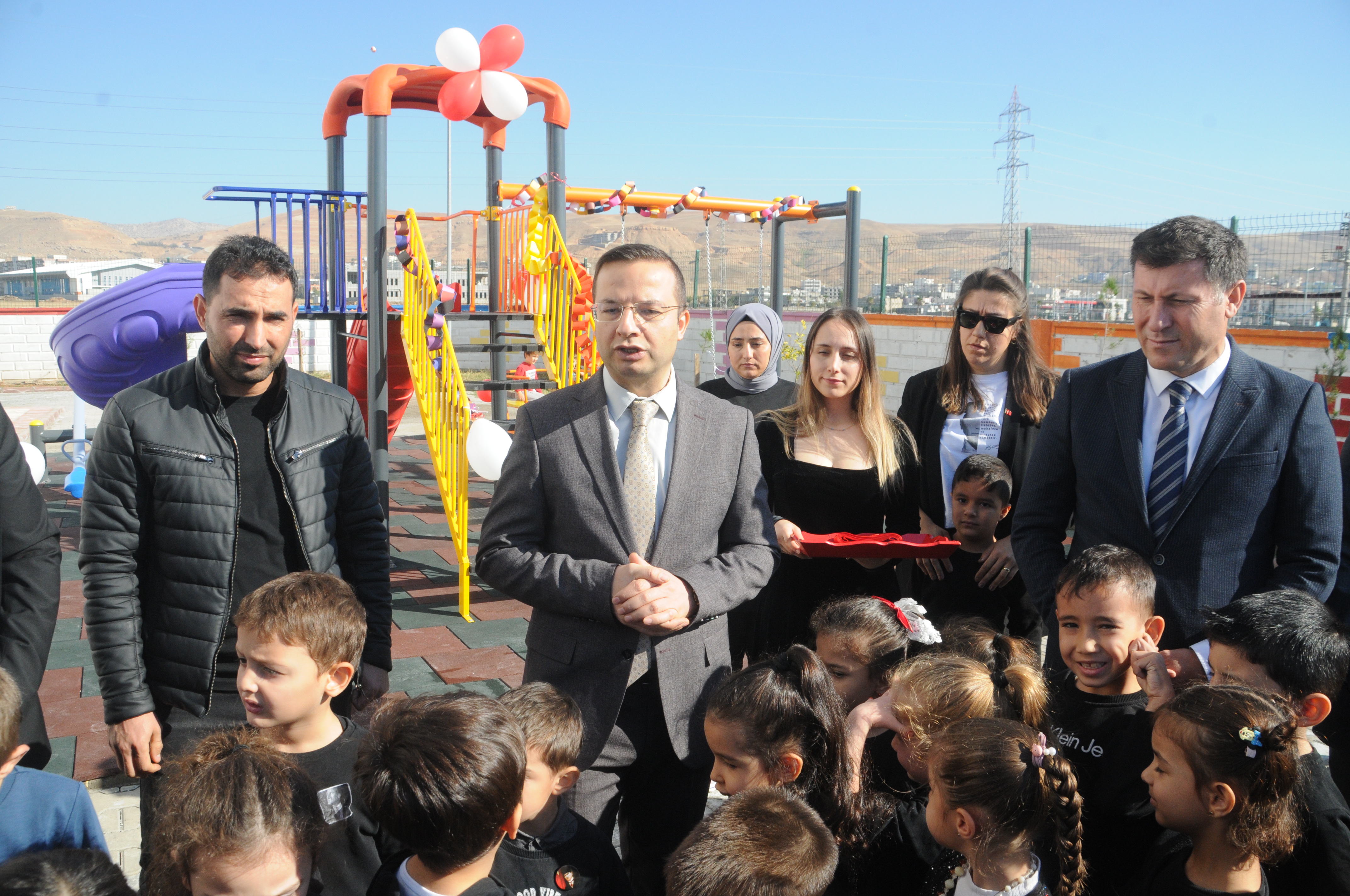 cizrede-ogrenciler-oyun-parki-istedi-kaymakam-yerine-getirdi-3.jpg