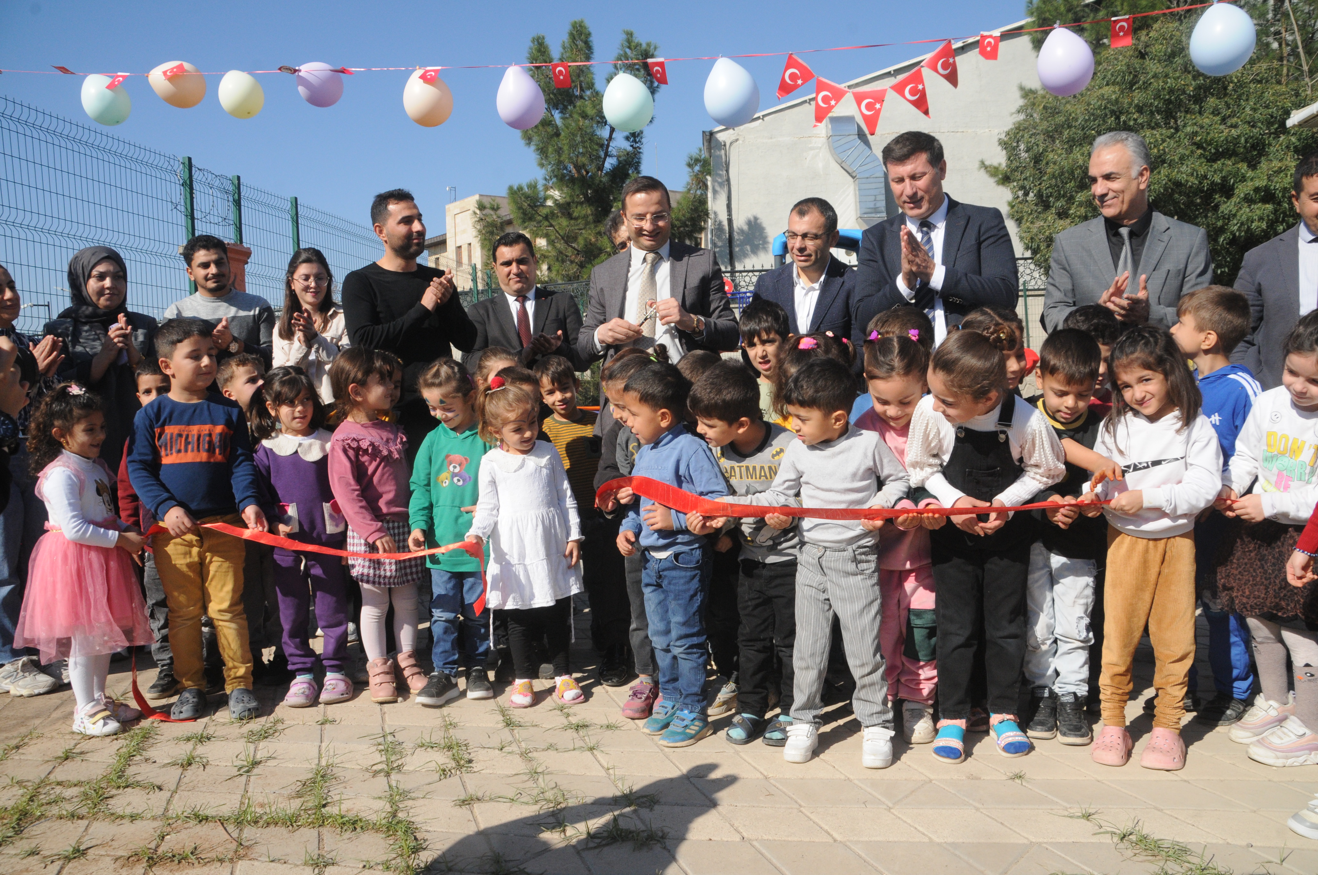 cizrede-ogrenciler-oyun-parki-istedi-kaymakam-yerine-getirdi-6.jpg