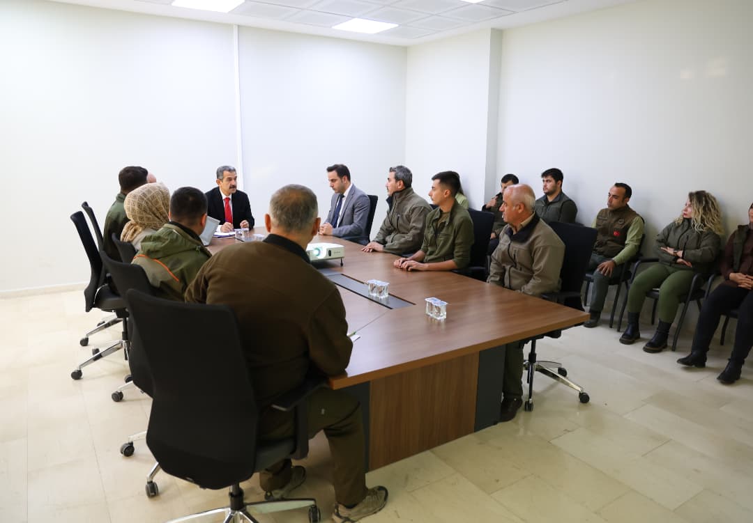 valimiz-birol-ekici-sirnak-doga-koruma-ve-milli-parklar-sube-mudurlugunu-ziyaret-etti-vali-ekici-yurutulen-calismalara-iliskin-il-muduru-orhan-kalaydan-bilgi-aldi-sirnak-doga-koruma-ve-milli-parklar-sube-m-1.webp