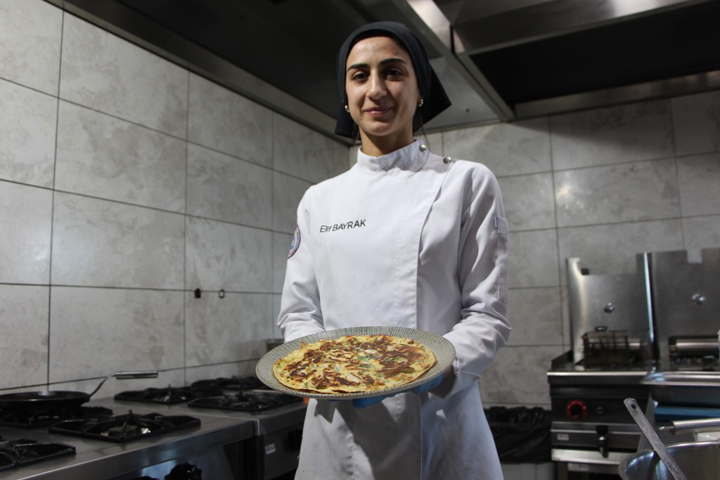 karadenizlinin-vazgecilmezi-hamsi-farkli-turlerdeki-yemeklere-tat-veriyor-2.jpg