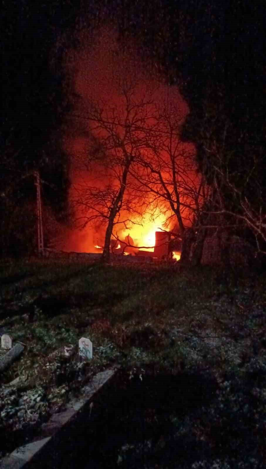 Kastamonu’da 2 katlı ahşap ev patlama sonucu küle döndü