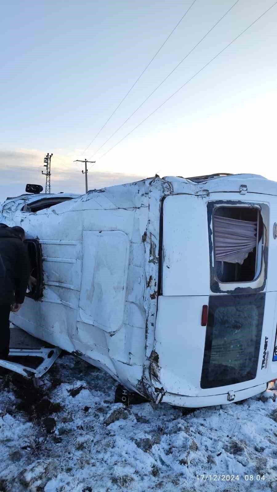 Diyarbakır’da öğretmen servisi devrildi: Çok sayıda yaralı