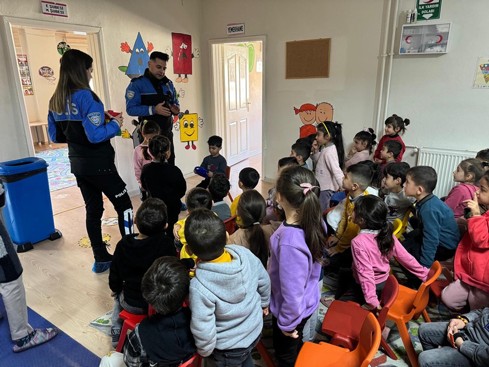 cizrede-toplum-destekli-polislerin-okul-ziyaretleri-4.jpg