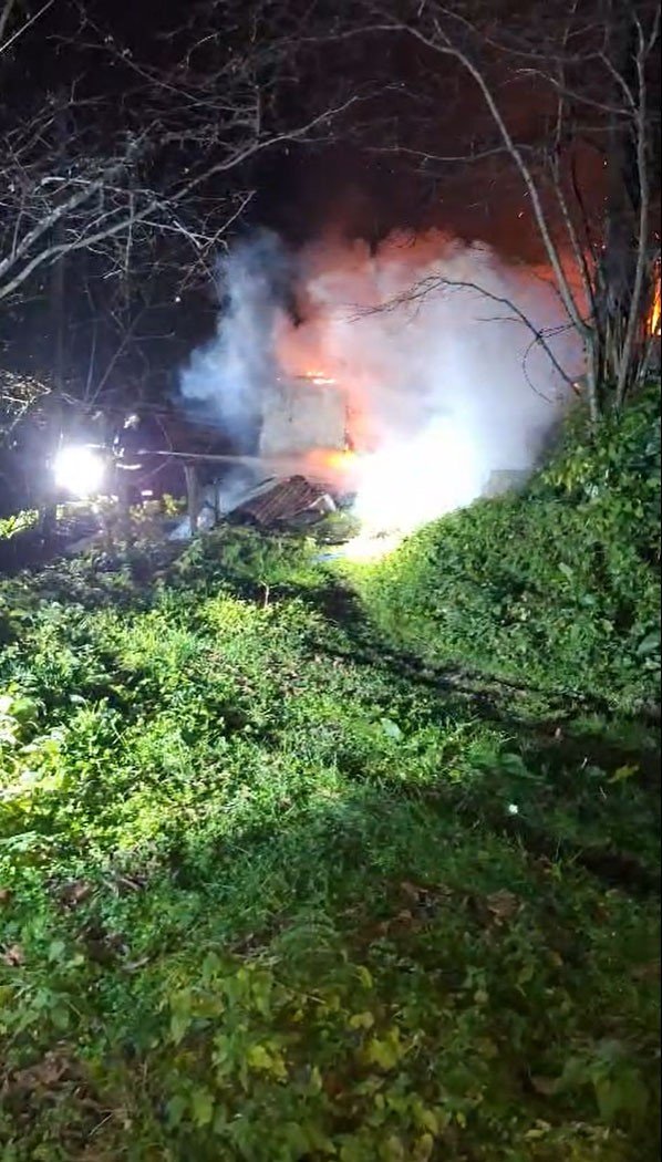 Giresun’a bağlı Uzkara köyünde patlayan tüp yangına neden oldu