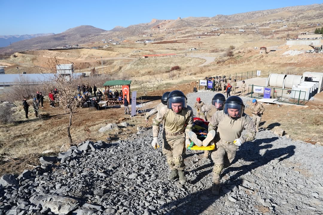 valimiz-birol-ekici-belediye-baskani-mehmet-yarka-ve-il-protokolunun-katilimiylasirnak-afad-ve-sirnak-il-jandarma-komutanligi-isbirligi-ile-cumhuriyetimizin-100-yilinda-100-bin-arama-kurtarma-personeli-yetist-3.jpg