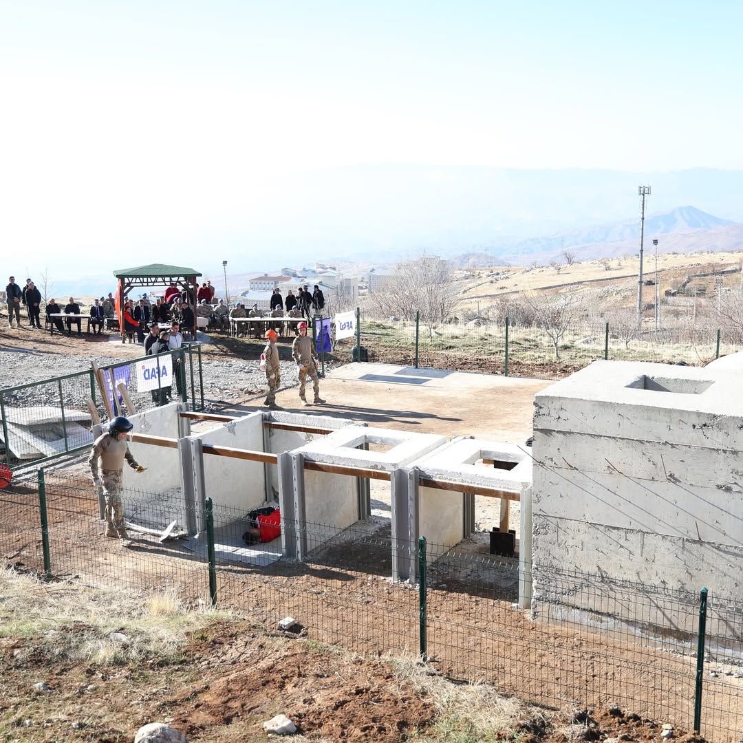 valimiz-birol-ekici-belediye-baskani-mehmet-yarka-ve-il-protokolunun-katilimiylasirnak-afad-ve-sirnak-il-jandarma-komutanligi-isbirligi-ile-cumhuriyetimizin-100-yilinda-100-bin-arama-kurtarma-personeli-yetist-4.jpg