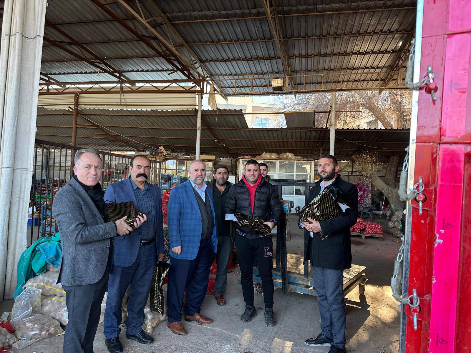 cizre-muftusu-esnafi-ziyaret-edip-kuran-i-kerim-hediye-etti-1.jpg