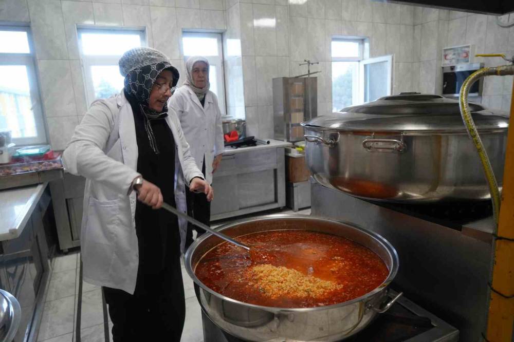 Samsun’daki liseden her gün 300 öğrencisine ücretsiz yemek dağıtımı