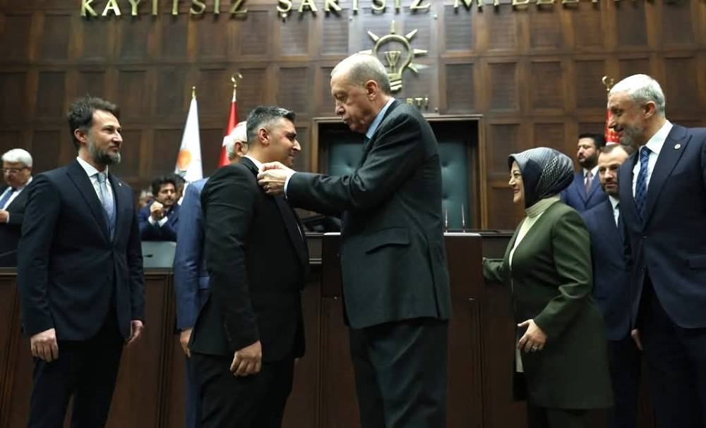 İYİ Parti’den istifa eden Yenikent Belediye Başkanı Öztürk, AK Parti’ye geçti