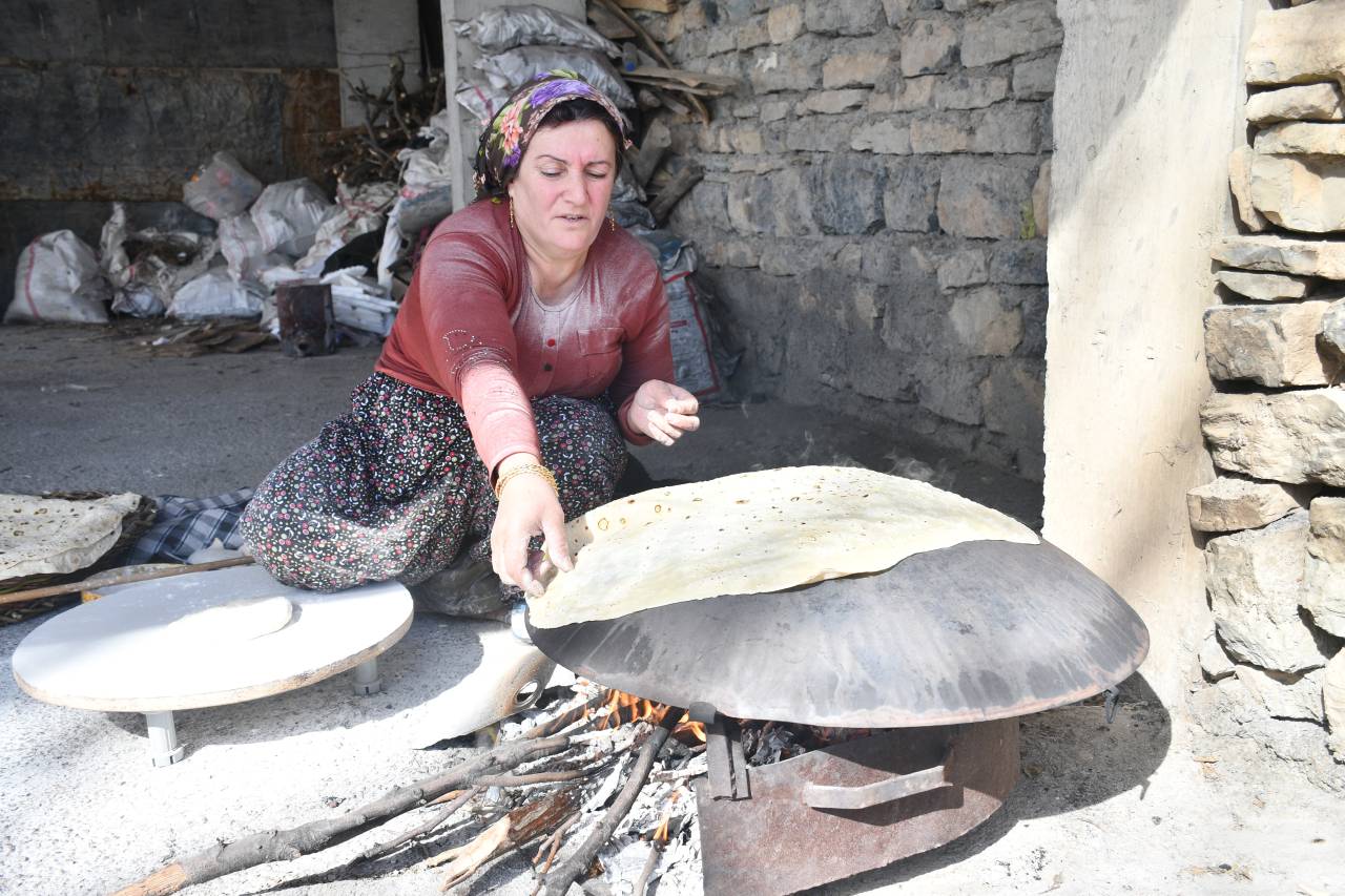 uludere-ekmek-pisiren-kadin-2.jpg
