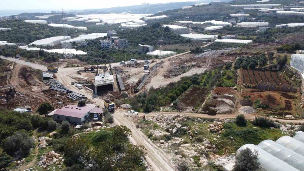 Otoyol şantiyesindeki patlamada kaya parçaları evlere isabet etti: 2 yaralı