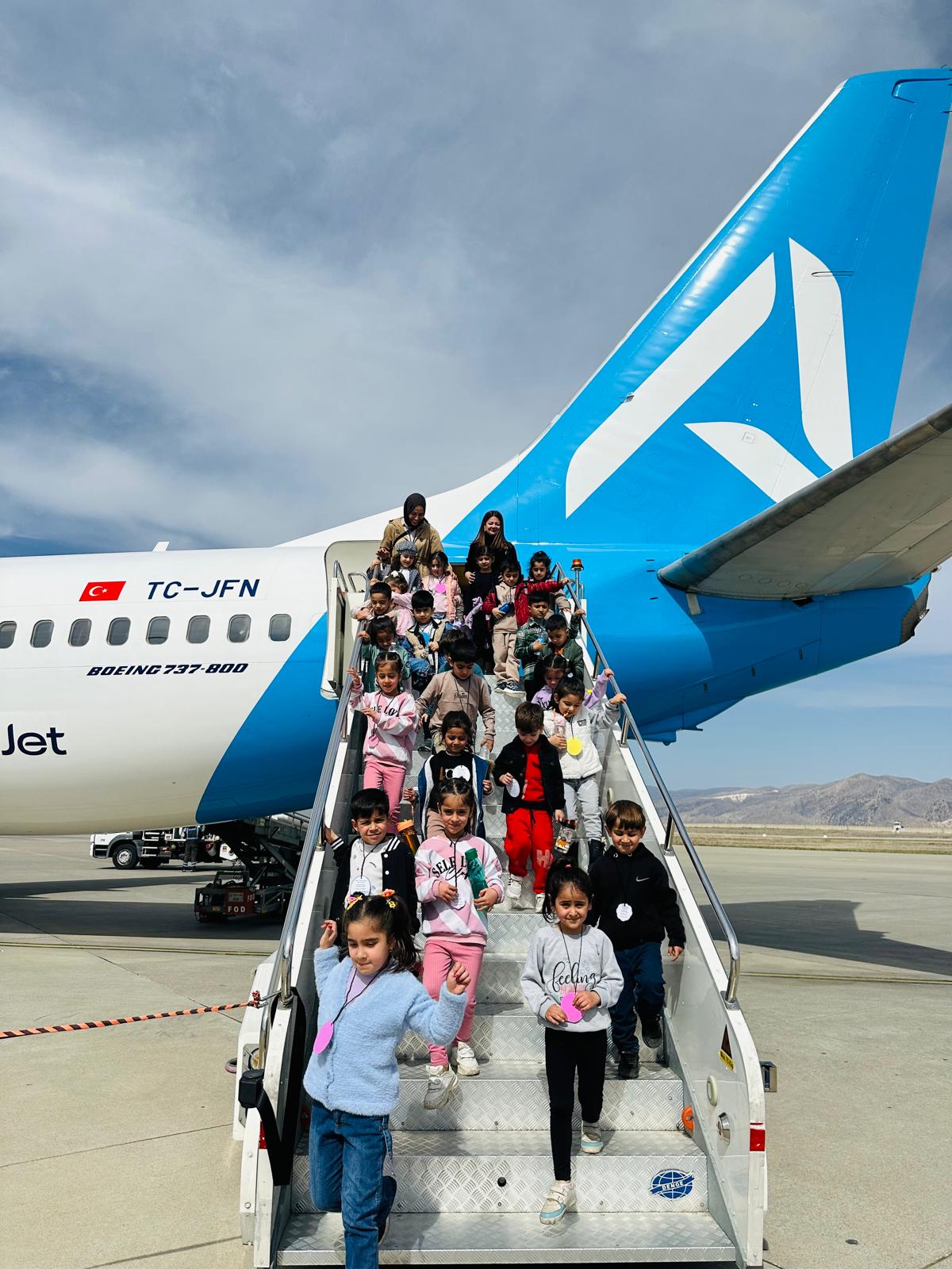 cizrede-minik-ogrenciler-sirnak-serafettin-elci-havalimanini-gezip-ucaklari-yakindan-gordu-2.jpeg