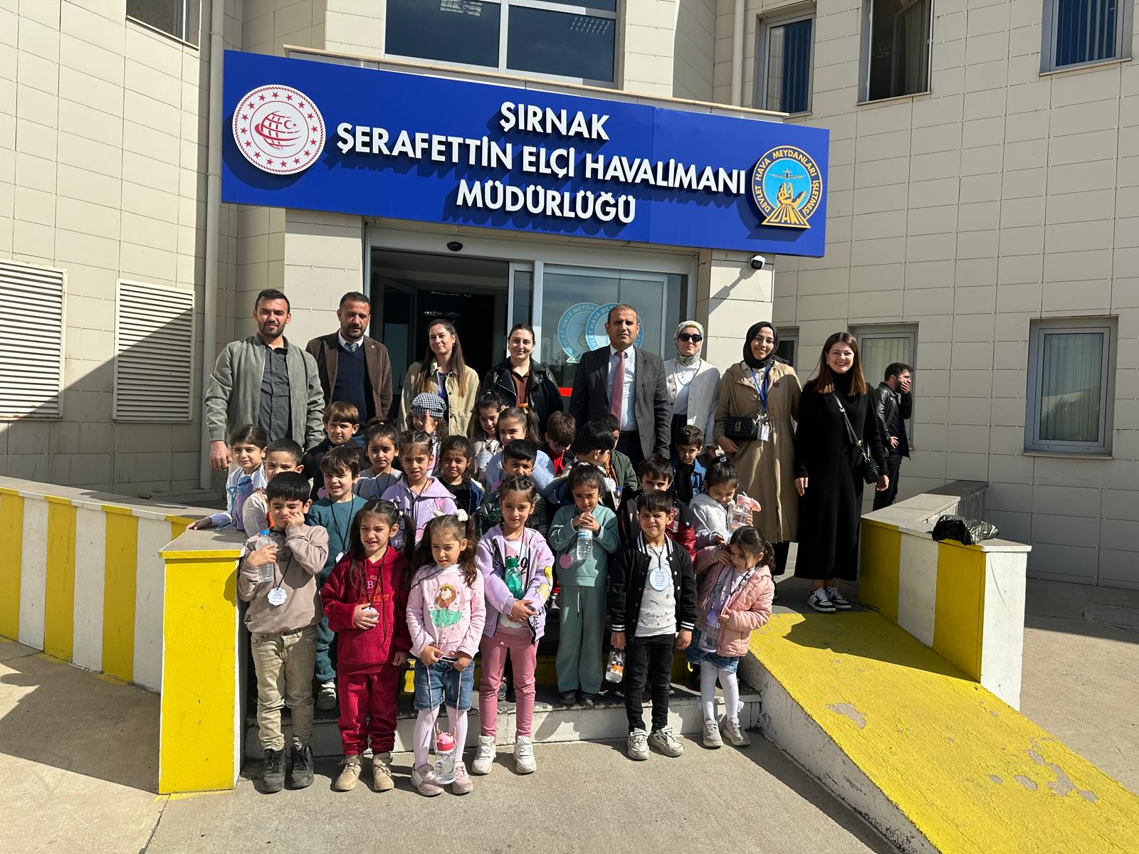 cizrede-minik-ogrenciler-sirnak-serafettin-elci-havalimanini-gezip-ucaklari-yakindan-gordu-3.jpeg