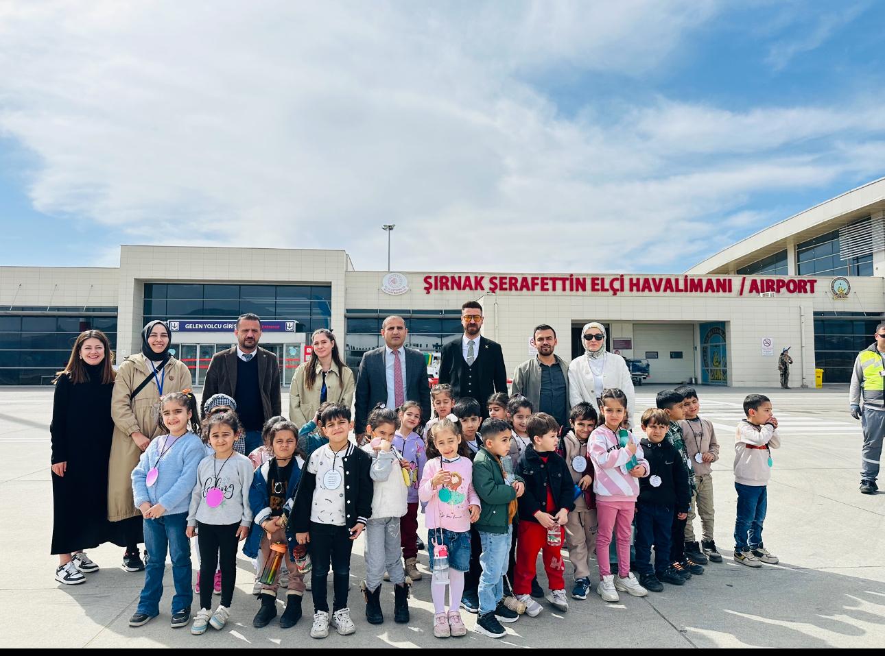 cizrede-minik-ogrenciler-sirnak-serafettin-elci-havalimanini-gezip-ucaklari-yakindan-gordu-4.jpeg