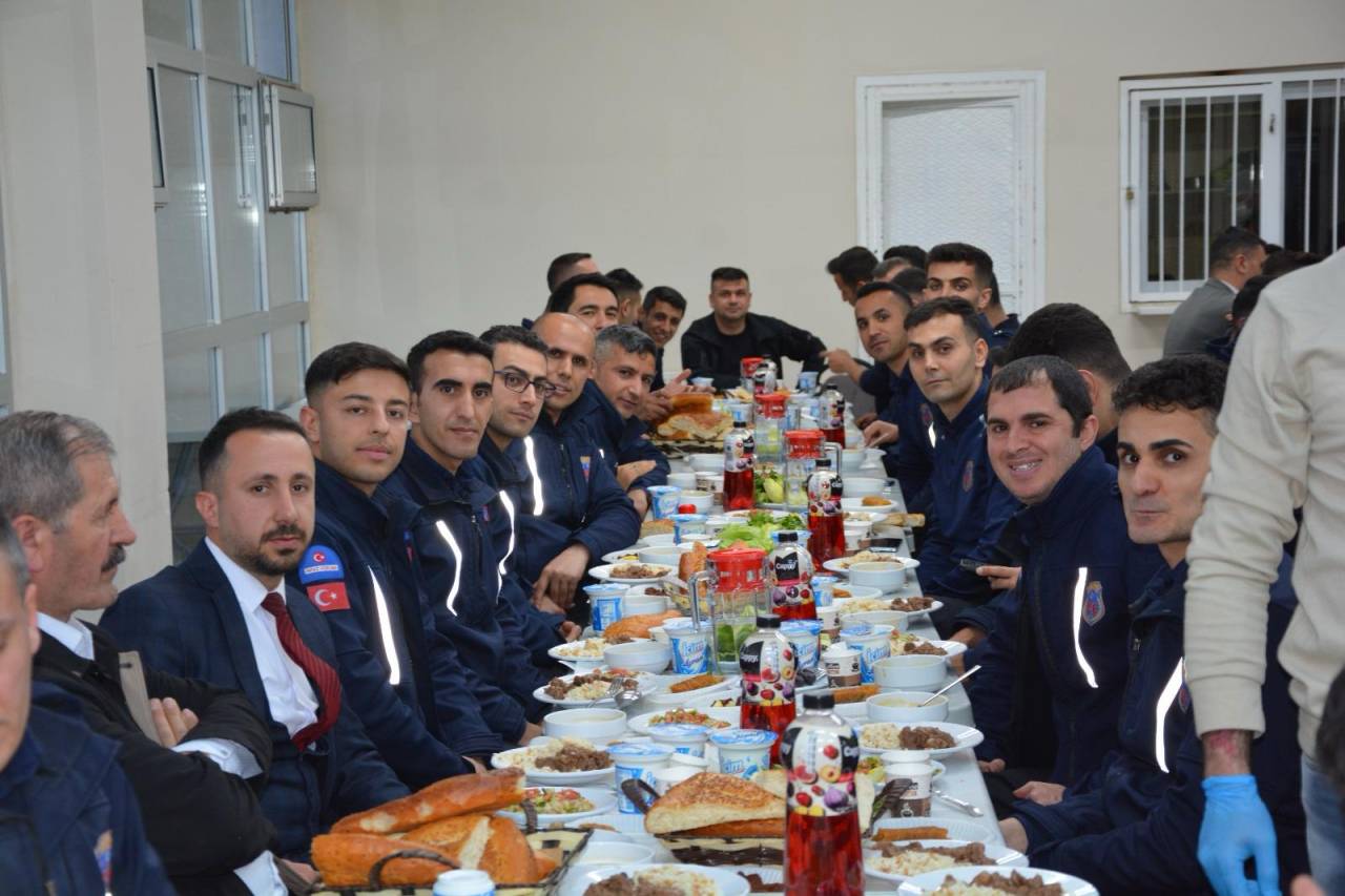sirnakta-mahkumlar-ve-protokol-iftar-sofasinda-bir-araya-geldi-5.jpeg