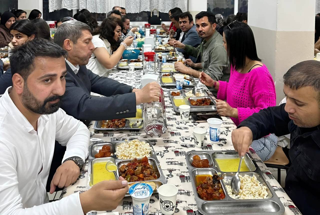 cizre-fen-lisesinde-iftarda-konusalim-etkinligi-duzenlendi-2.jpeg