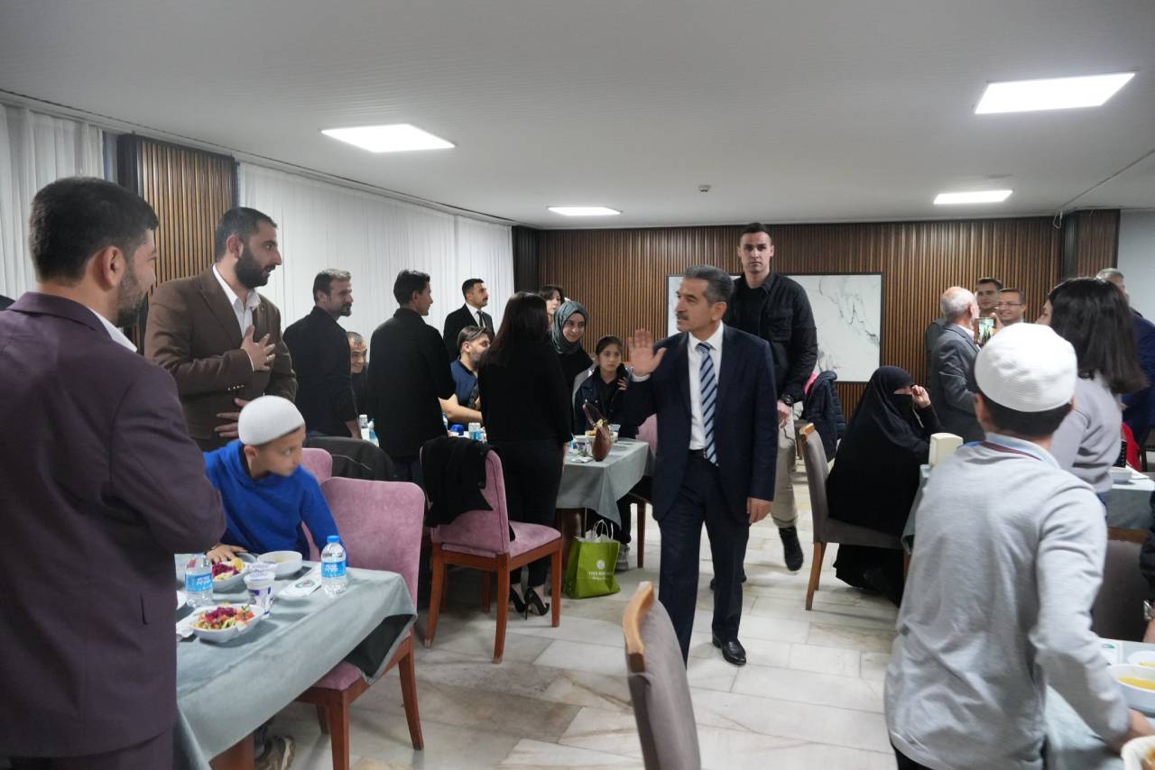sirnak-valisi-birol-ekici-cizrede-iftar-programina-katildi-2.jpg