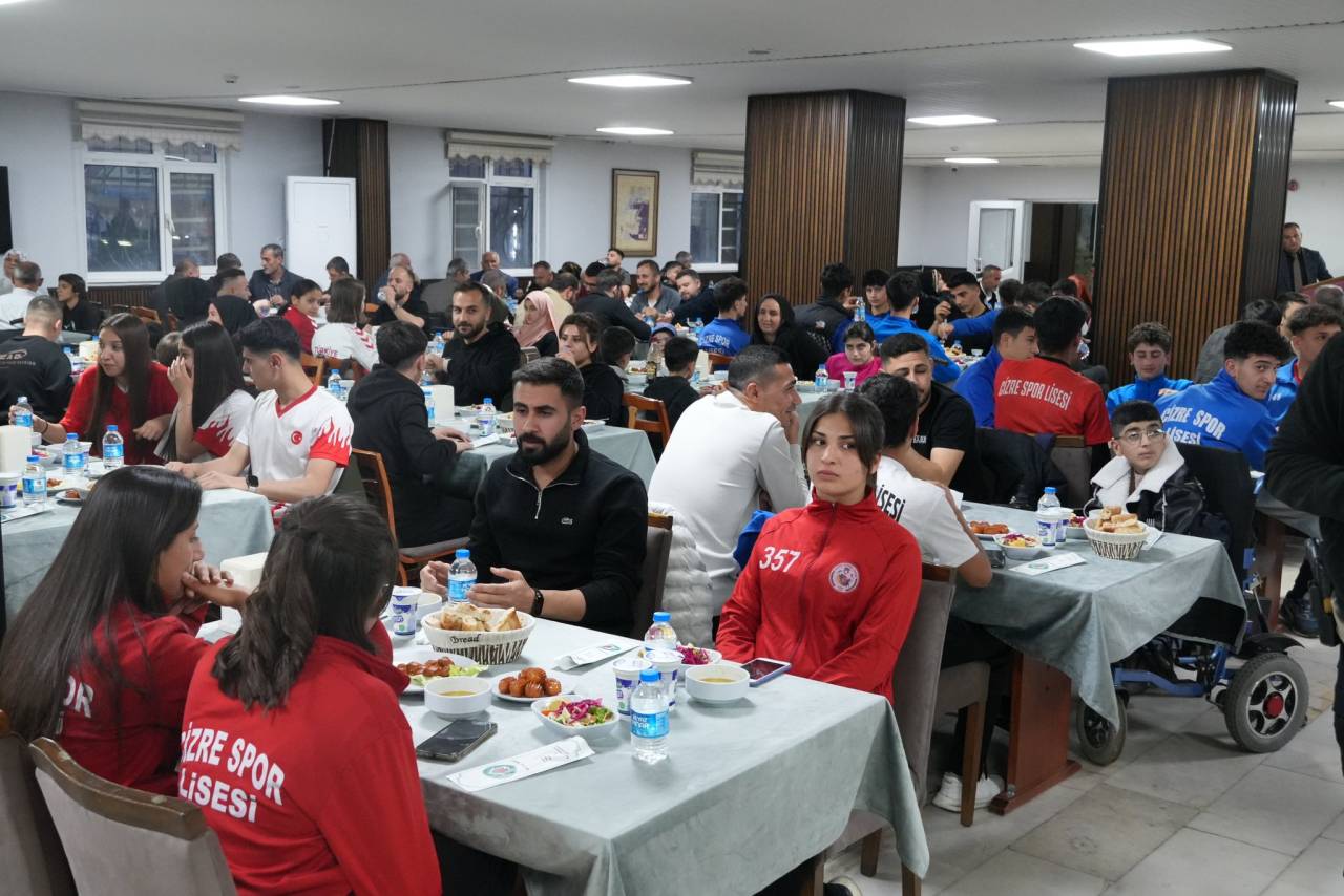 sirnak-valisi-birol-ekici-cizrede-iftar-programina-katildi-3.jpg