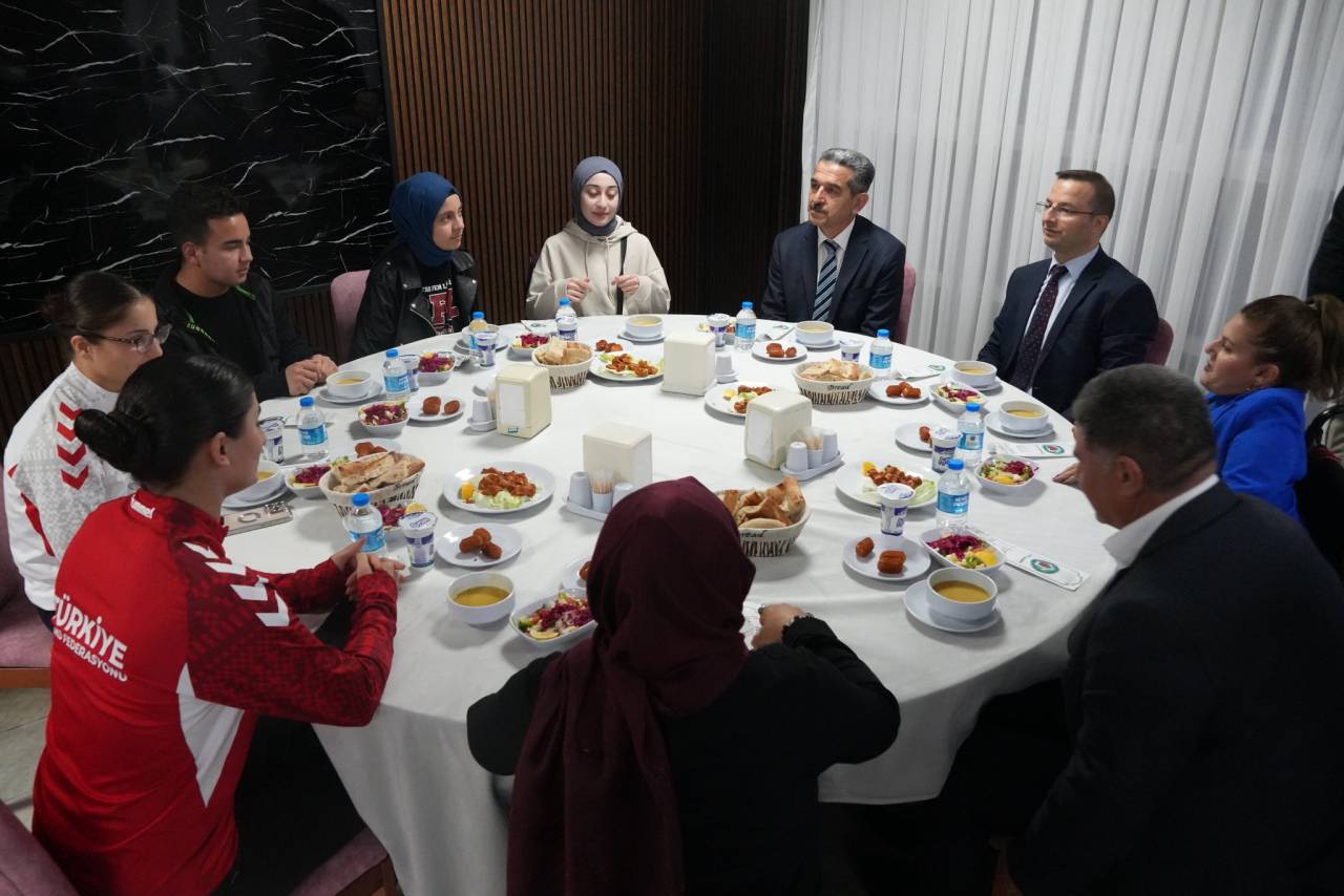 sirnak-valisi-birol-ekici-cizrede-iftar-programina-katildi-4.jpg